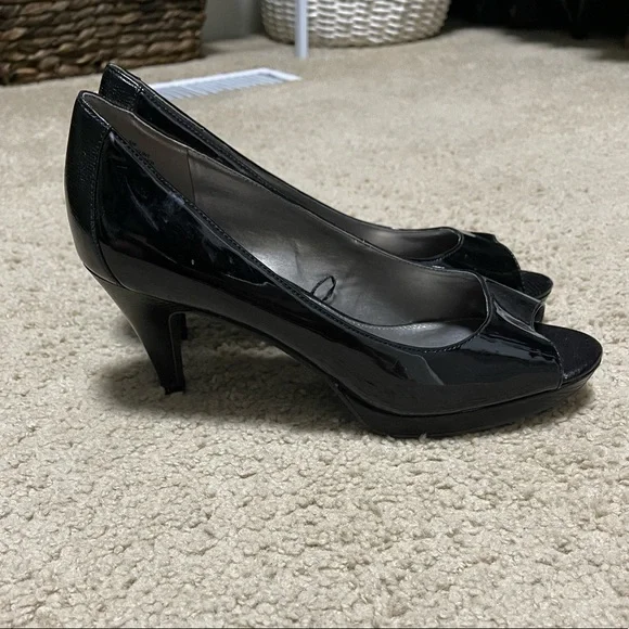 Bandolino Raina’s Women’s Peep Toe Platform Pump - Picture 2 of 5
